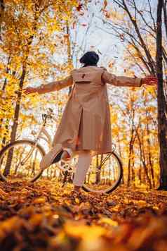 年轻的漂亮的女人享受秋天自然古董白色自行车夫人有趣的橙色自然秋天背景公园