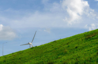 风能源风权力可持续发展的可再生能源风涡轮机生成电风车农场山蓝色的天空绿色技术可再生资源可持续发展的发展