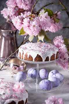 美丽的复活节蛋糕表格彩色的鸡蛋自制的蛋糕生活