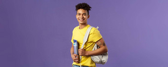 回来学校大学概念肖像英俊的有魅力的拉美裔的家伙学生走校园讲座研究持有背包笔记本电脑站紫色的背景