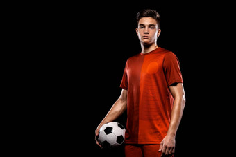少年足球球员男孩足球运动服装游戏球体育运动概念