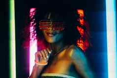 赛博朋克风格肖像迷人的非洲女人聚会，派对发光的色彩斑斓的光夜总会未来主义的服装霓虹灯眼镜少年变焦器z-generation