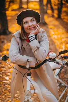 美丽的梦幻肖像年轻的微笑女人法国贝雷帽骑自行车公园阳光明媚的一天森林时尚的夫人古董自行车健康的生活方式审美场景