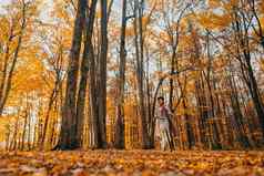 年轻的女人骑复古的自行车黄色的秋天公园令人惊异的场景时尚的女孩自然背景环境友好的模式运输