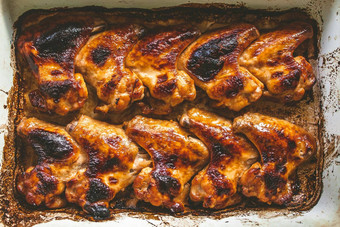 开胃的烤鸡翅膀烘焙表前视图