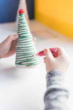 快乐圣诞节快乐一年装饰孩子们的Diy概念手工制作的工艺品假期手手工制作的有创意的圣诞节树首页装饰