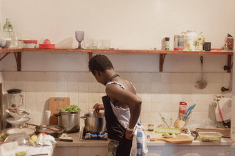 黑色的象牙海岸的非洲年轻的适合女人烹饪<strong>首页</strong>小厨房夏<strong>季</strong>