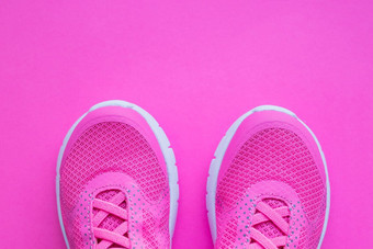 粉红色的体育<strong>运动鞋子</strong>运行粉红色的背景优雅的时尚的纺织体育<strong>运动鞋子</strong>孩子们鞋时尚现代设计<strong>鞋子</strong>锻炼复制空间