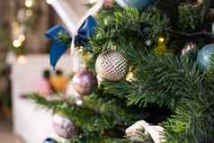 银粉红色的小玩意挂装饰雪树圣诞节假期背景圣诞节玩具球一年树装饰加兰概念快乐冬天假期