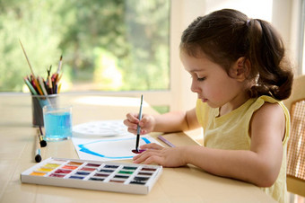女孩画图片学习水彩painture色彩斑斓的调色板画笔表格