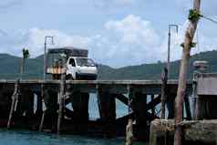 皮卡卡车货物卡车小码头热带岛泰国旅行运输概念