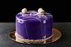 快乐生日多层蛋糕紫色的糖衣蛋白杏仁饼紫色的白色主题