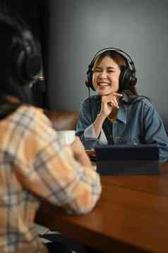 微笑年轻的女人广播宿主面试客人工作室记录生活播客工作室