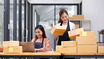 亚洲女人拥有业务启动锻造小业务企业家锻造分布仓库包裹邮件盒子锻造老板办公室在线市场营销产品包装交付服务