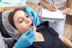 牙医检查病人牙齿牙科镜子牙科检查概念
