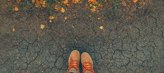 横幅休闲男女皆宜的<strong>靴子</strong>明亮的鞋带色彩斑斓的秋天下降叶子健美的秋天秋天场景腿<strong>靴子</strong>干地球秋天叶子生活方式时尚时尚的风格复制空间