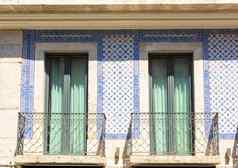 外观葡萄牙语房子覆盖阿祖莱霍瓷砖窗户阳台