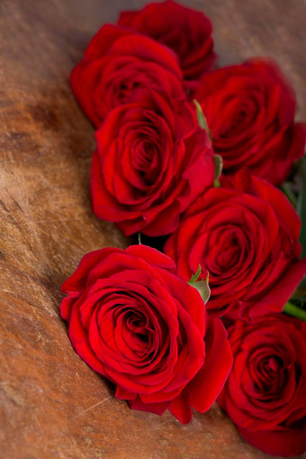 红色的玫瑰玫瑰可爱的覆盖滴红色木棕色（的）背景