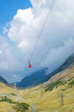 电缆车美丽的景观高绿色山转transfagarasan路美丽的道路世界喀尔巴阡山罗马尼亚