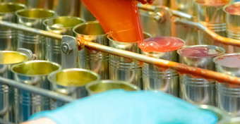罐头鱼工厂食物行业机填充红色的番茄酱汁沙丁鱼食物工厂食物处理生产行食物制造业行业罐沙丁鱼输送机带