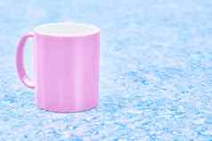 粉红色的陶瓷杯杯子蓝色的冰冷淡的发现了表面