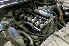 打开柴油内部燃烧引擎杜尔尼格修复内部引擎室运动型多功能车