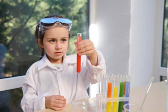 好奇的学龄前<strong>儿童手表</strong>化学反应采取的地方测试管科学实验化学