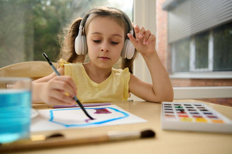 欧洲学龄前儿童女孩无线耳机听音乐绘画画图片纸