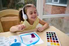 迷人的有才华的高加索人孩子油漆水彩画快乐的可爱的女孩戏剧学习油漆颜色