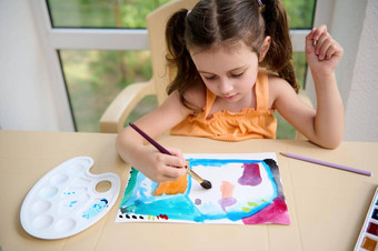 视图高加索人快乐女孩画美丽的图片画笔水彩画