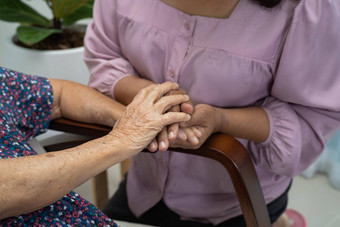 持有手亚洲高级上了年纪的夫人女人病人爱护理鼓励同理心护理医院病房健康的强大的医疗概念