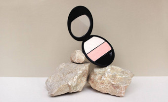 装饰化妆品调色板平衡自然石头米色背景beuty化妆品极简主义