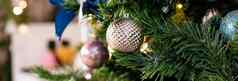 银粉红色的小玩意挂装饰雪树圣诞节假期背景圣诞节玩具球一年树装饰加兰概念快乐冬天假期网络横幅