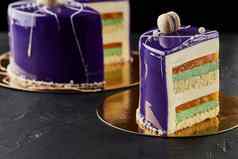 快乐生日多层蛋糕紫色的糖衣蛋白杏仁饼紫色的白色主题