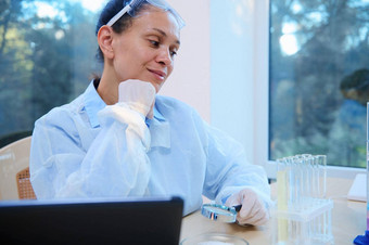 女人科学家医疗生物学家药理学家实验室外套进行科学实验科学生物实验室