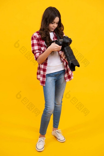 少年生活方式青少年赶时髦的人持有专业相机女孩照片相机拍摄孤立的工作室背景