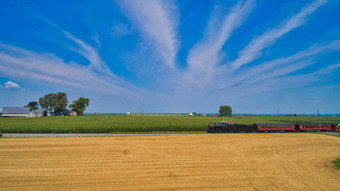空中视图蒸汽乘客火车接近旅行农田玉米小麦字段