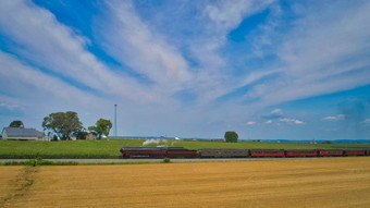 空中视图蒸汽乘客火车接近旅行农田玉米小麦字段