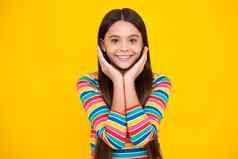 快乐脸积极的微笑情绪少年女孩情感肖像高加索人少年孩子女孩孤立的工作室黄色的背景