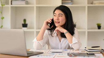 亚洲女人女顾问电话谈话谈判业务合作伙伴