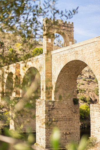 拱形石头桥阳光阿尔坎塔拉桥