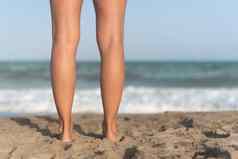 女光着脚腿桑迪海滩挥舞着海