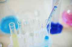 焦点滴试剂玻璃实验室吸管测试管蓝色的化学液体物质实验室