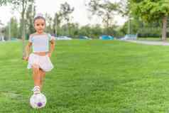 女孩摆姿势足球球公园