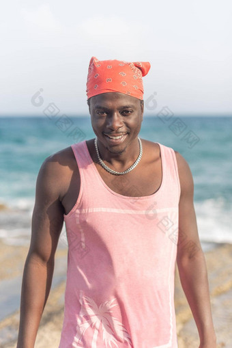 男人。粉红色的t恤海滩背景