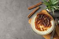 传统的土耳其甜点面包店大米布丁土耳其烤箱苏特拉克玻璃碗