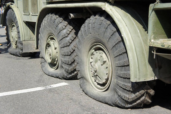 刺穿平轮胎军事设备装甲人员航空公司军事冲突炮击轮刺穿轮胎军事越野车辆