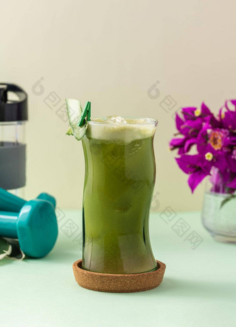 蔬菜奶昔健康的有机汁使芹菜绿色苹果叶子菠菜年轻的胡萝卜玻璃绿色汁
