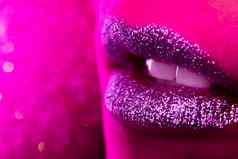时尚模型闪亮的闪光丰满嘴唇粉红色的霓虹灯工作室光宏视图女人迷人的化妆夜生活晚上俱乐部概念复制空间