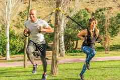 健身夫妇回来腿锻炼trx健身肩带公园